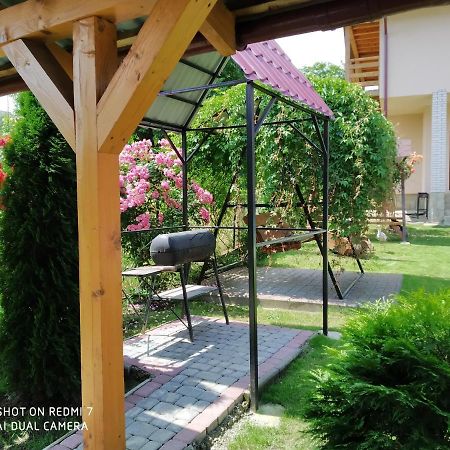 Апартаменти З Двома Спальнями І Кухнею Iaremcea Exterior foto