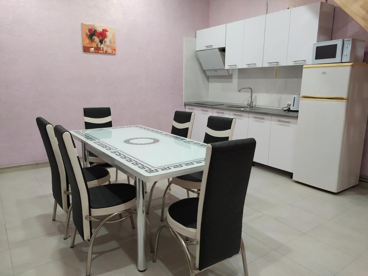 Апартаменти З Двома Спальнями І Кухнею Iaremcea Exterior foto