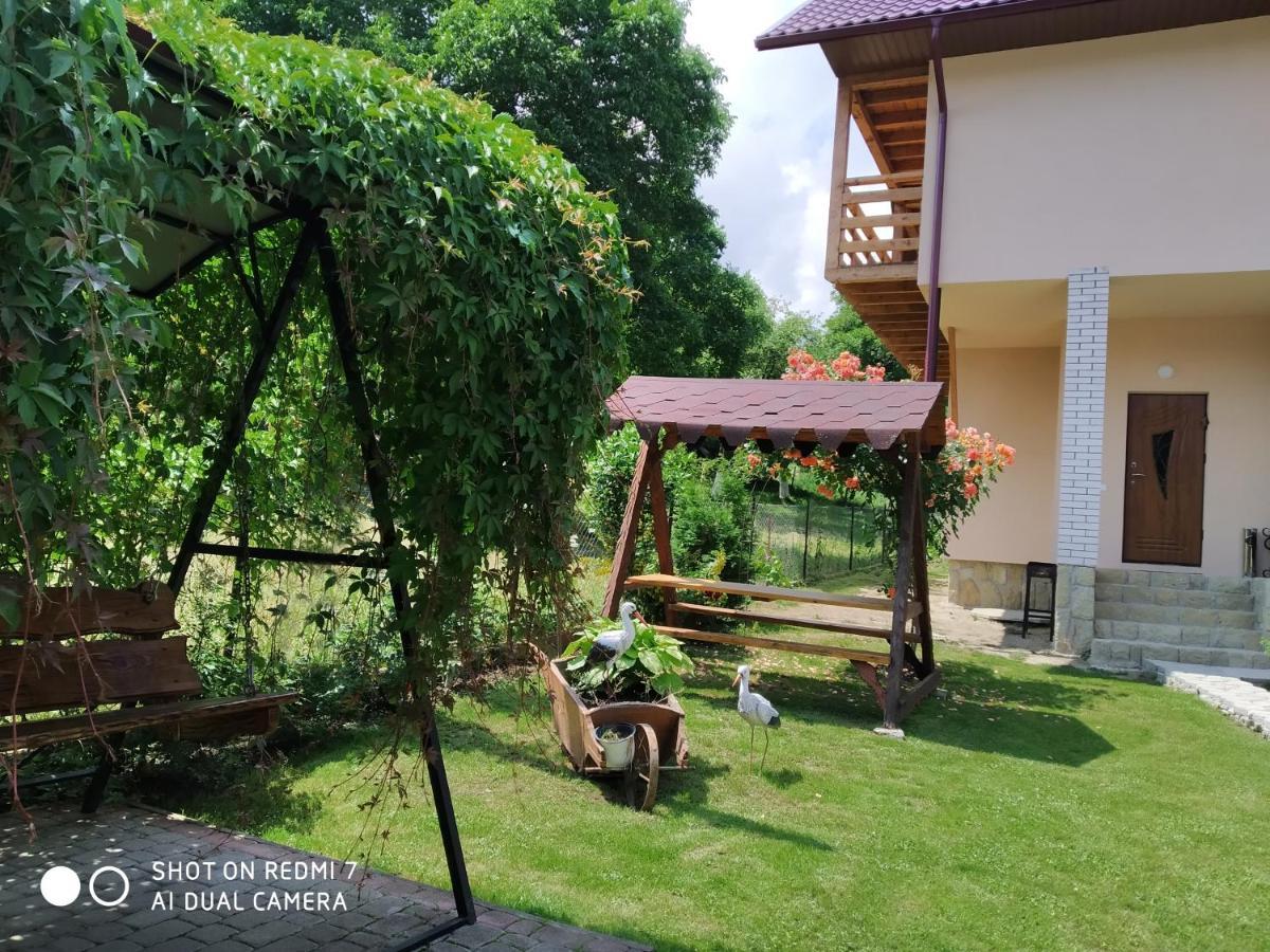 Апартаменти З Двома Спальнями І Кухнею Iaremcea Exterior foto
